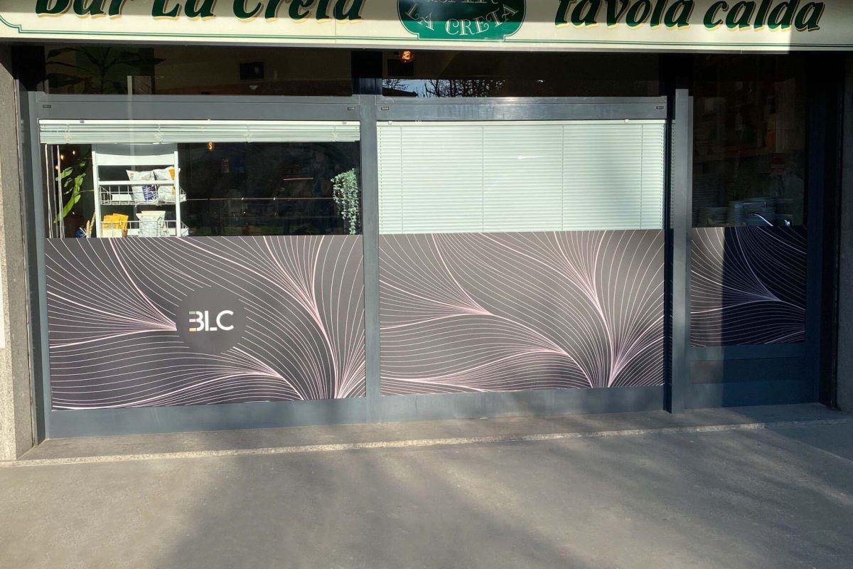 Realizzazione grafica e stampa vetrofania bar la creta