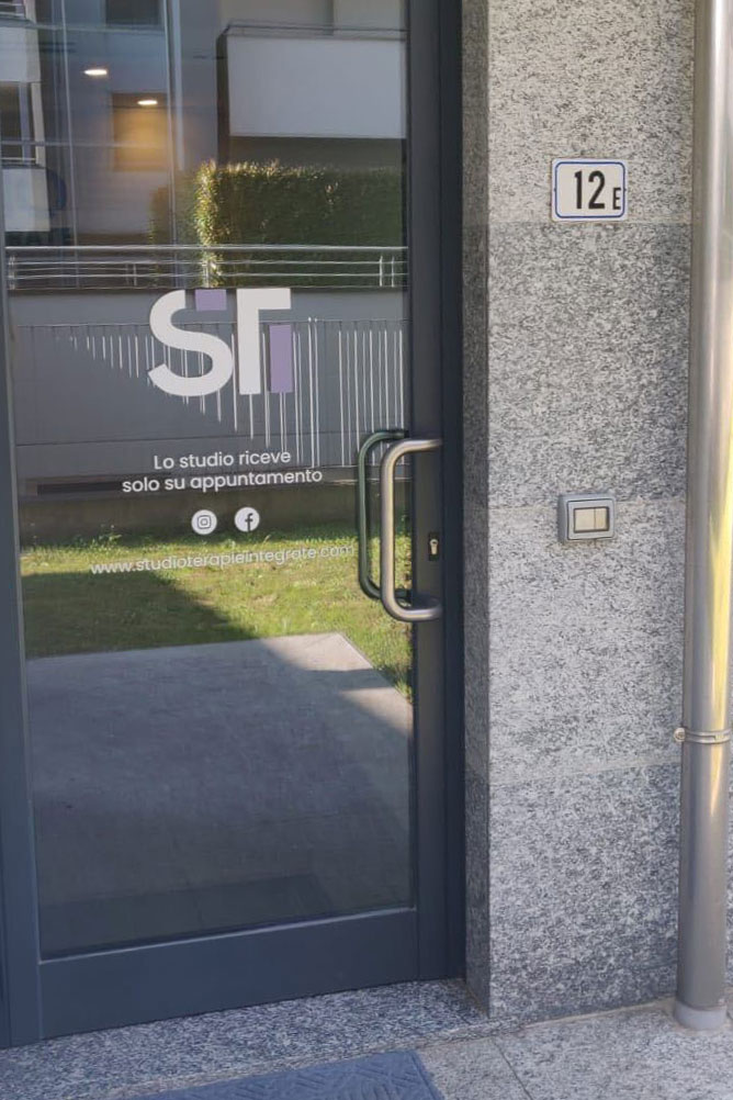 Studio Terapie Integrate - Realizzazione stampa scritta per porta vetro